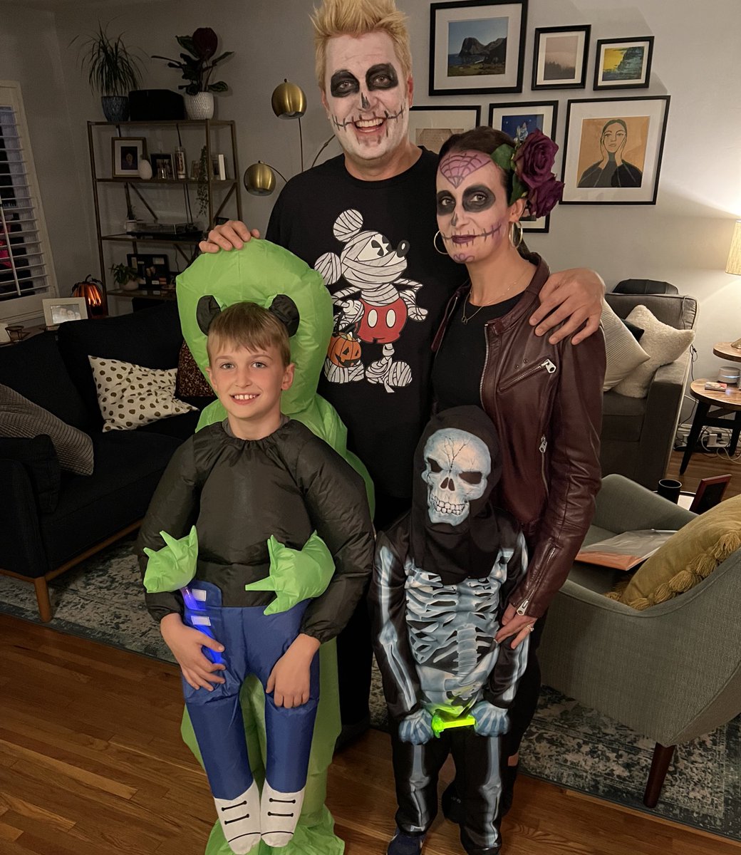 zeojoe's tweet photo. Happy Halloween! From an alien, a skeleton and two ghouls. @myBurbankNEWS https://t.co/18BmiG4Fkj