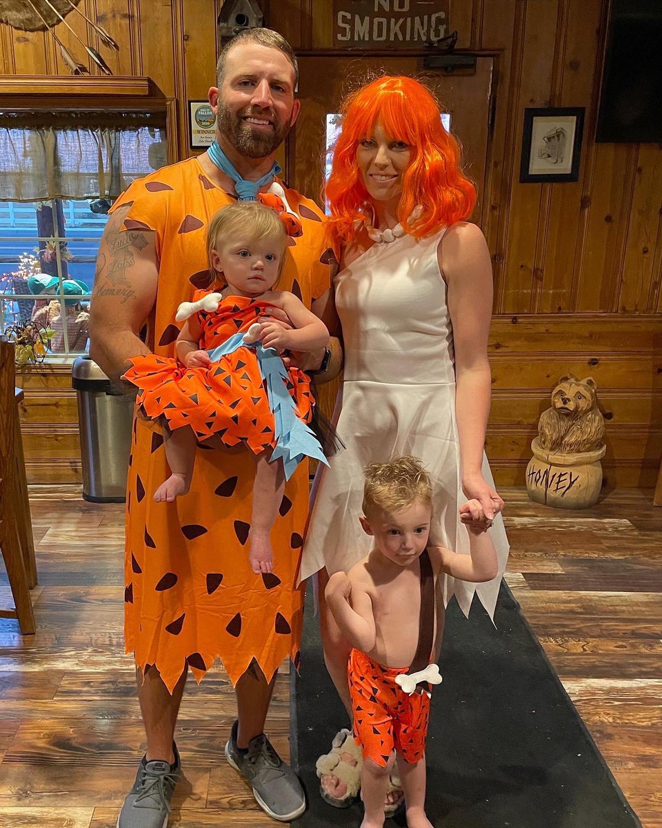 6debraga6's tweet photo. Happy Halloween from the Flinstones (deBragas) https://t.co/dBvh0VJsXH