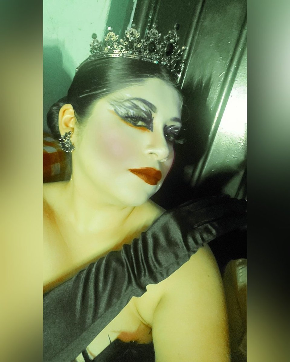 R_Poot's tweet photo. Happy Halloween 🎃👻🦇 #BlackSwan https://t.co/1uhE7HNYiM