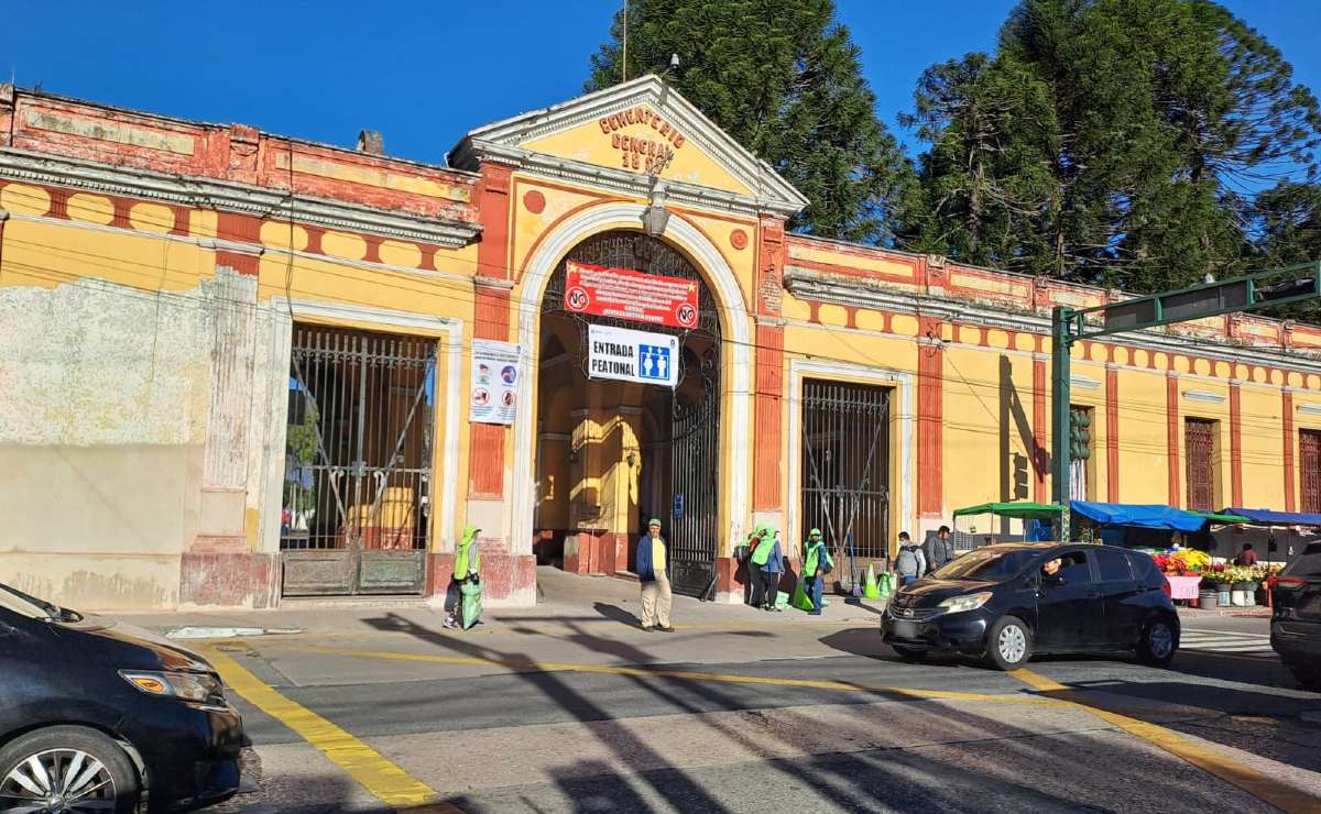Noti7Guatemala's tweet photo. #Guatemaltecos #visitan #cementerios del país ➡ https://t.co/0rJhTNfxCH https://t.co/H2TU46gPAS