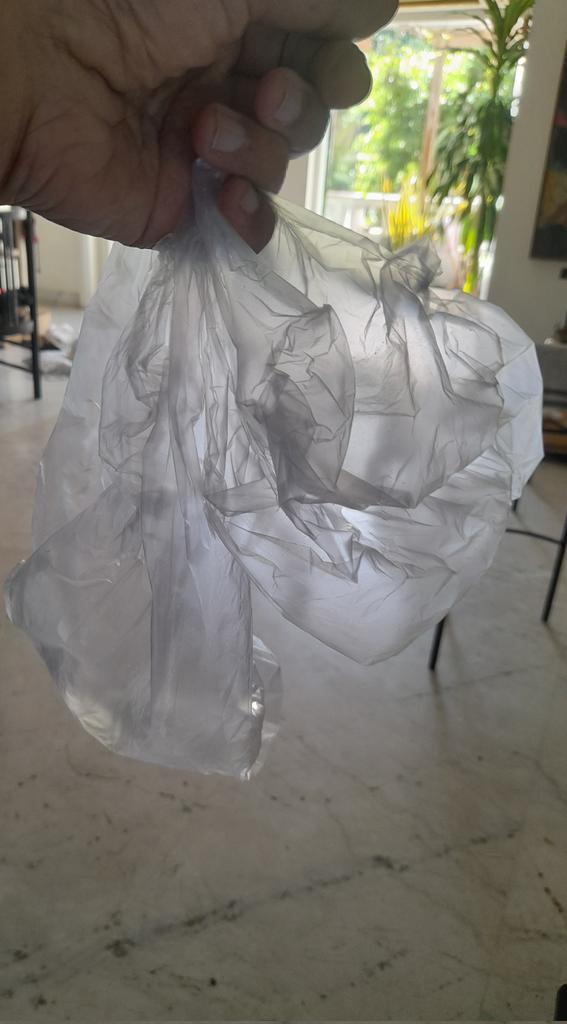 PublicKolkata's tweet photo. @kmc_kolkata @WBPCB @CMOfficeWB despite all the
talk, flimsy plastic bags being used freely in the Gariahat market area. Supply points need to be checked even if enforcement at market level is politically uncomfortable. https://t.co/3K9DCe50Is