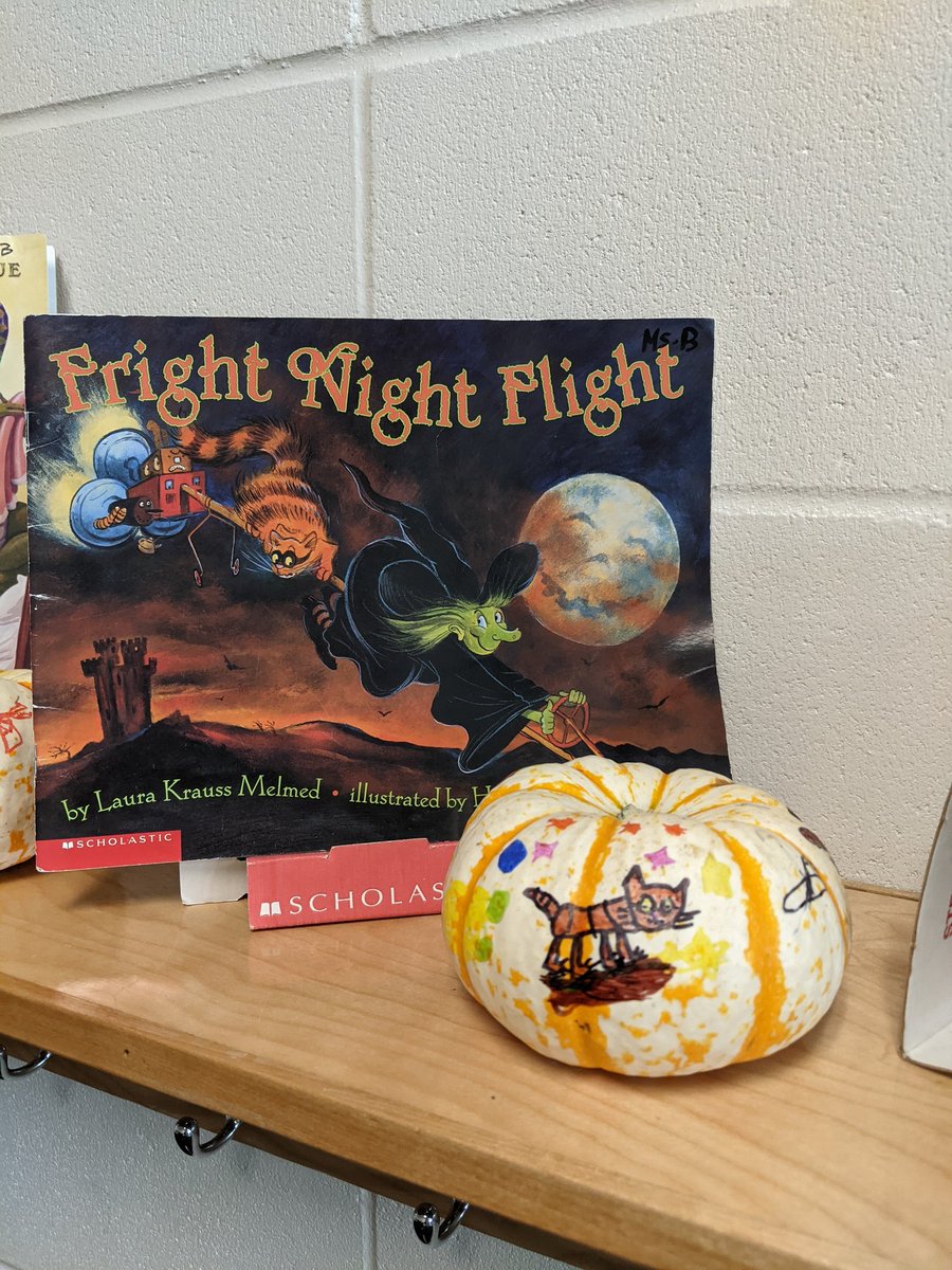 MsBarringtonCG's tweet photo. Students in 3B did a wonderful job #synergizing to create a #halloween book display @ChristinaGFMPSD @FMPSD #iteachthird #readersareleaders #readreadread #grade3istheplacetobe https://t.co/RzNfEEuvXQ