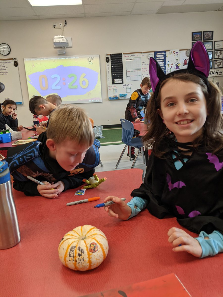 MsBarringtonCG's tweet photo. Students in 3B did a wonderful job #synergizing to create a #halloween book display @ChristinaGFMPSD @FMPSD #iteachthird #readersareleaders #readreadread #grade3istheplacetobe https://t.co/RzNfEEuvXQ