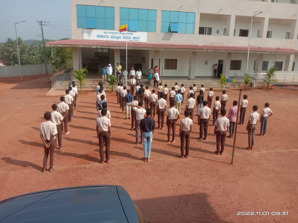 gmrschool_m's tweet photo. ಕನ್ನಡ ರಾಜ್ಯೋತ್ಸವ ಆಚರಣೆಯನ್ನು ಸರ್ಕಾರಿ ಮುಸ್ಲಿಂ ವಸತಿ ಶಾಲೆ ಅಸೈಮದಕ ಮಂಗಳೂರು ಶಾಲೆಯ ಪ್ರಾಂಶುಪಾಲರಾದಂತಹ ಉಮರಬ್ಬ ,ಸಿಬ್ಬಂದಿ ವರ್ಗ, ವಿದ್ಯಾರ್ಥಿಗೊಳೊಂದಿಗೆ ಆಚರಿಸಲಾಯಿತು . https://t.co/NGlAvok8Ws