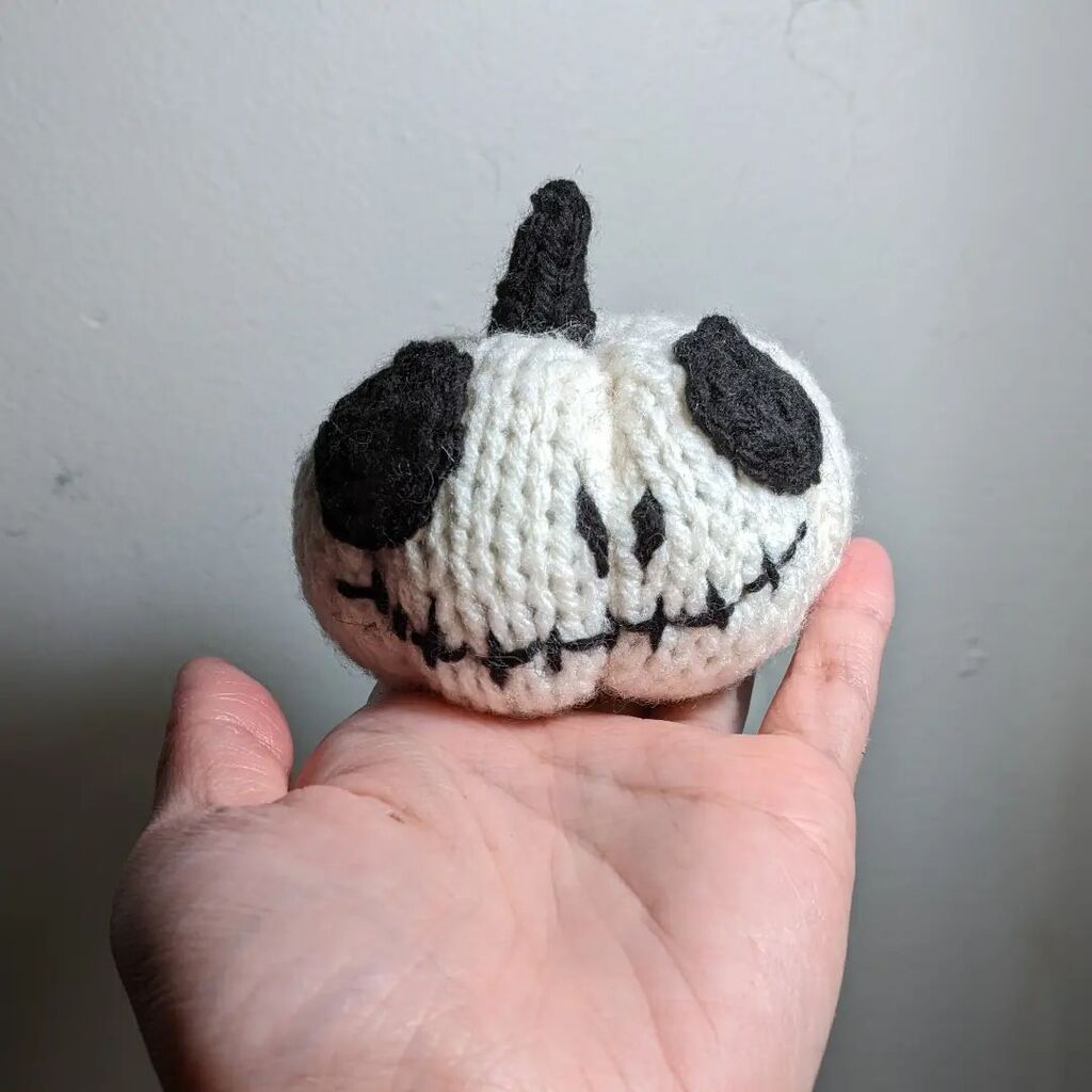 Jack has been with me for a couple years but since it IS Halloween night he'd like to say hi again. 🎃
.
#knit #craft #halloween #craftsofinstagram #knittersofinstagram #nightmarebeforechristmas instagr.am/p/CkZ8TE-ORUK/