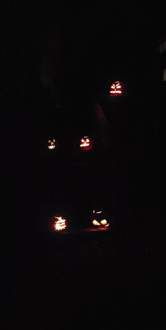 Good night everyone, I hope you had an amazing Halloween  🧡🖤🧡 https://t.co/aRymsuQHRA