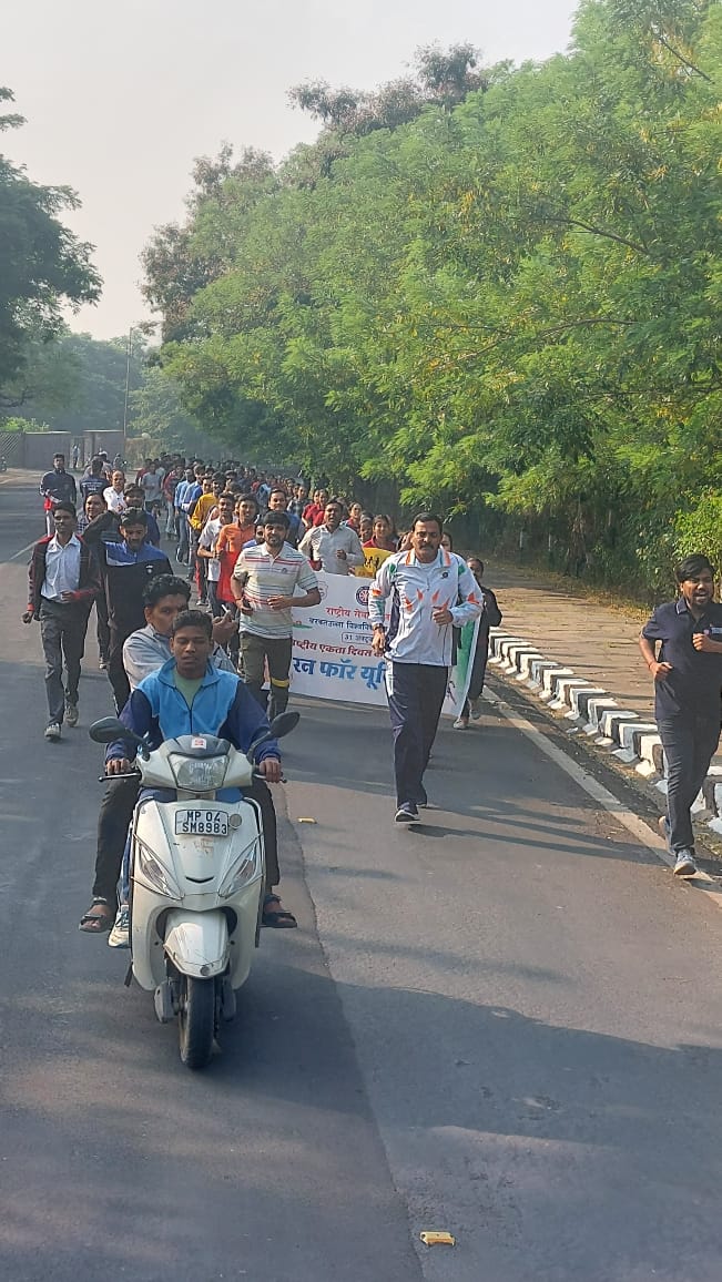 NSSBUBhopalMP's tweet photo. 31 अक्टूबर राष्ट्रीय एकता दिवस के अवसर पर बरकतउल्ला विश्वविद्यालय राष्ट्रीय सेवा योजना भोपाल जिले के स्वयंसेवकों द्वारा रन फॉर यूनिटी का आयोजन शौर्य स्मारक से मंत्रालय प्रशासनिक भवन तक किया गया।
#RunForUnity #UnityRunWithNSS
#MPNSS https://t.co/he30xkPMQq