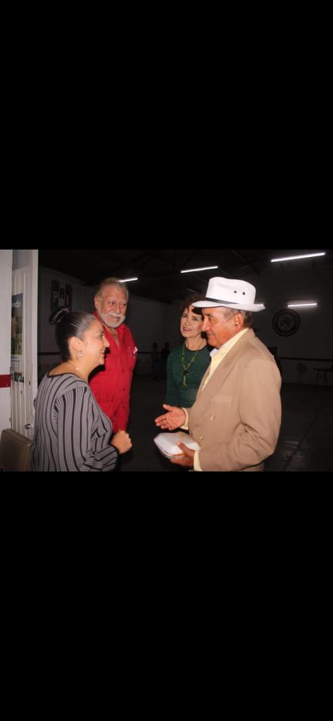 EdgardoMmb's tweet photo. Agradeciendo la presencia de la Lic. Hilda Ramirez O. en la 3er Tardeada Baile del danzón y haberme entregado el nombramiento que me otorga la Agrupación Nacional por los Derechos de los Adultos A.N.D.A. Por medio del Maestro Pedro Alvarez V. Coordinador Estatal. Muchas gracias. https://t.co/zECXj0fLvN