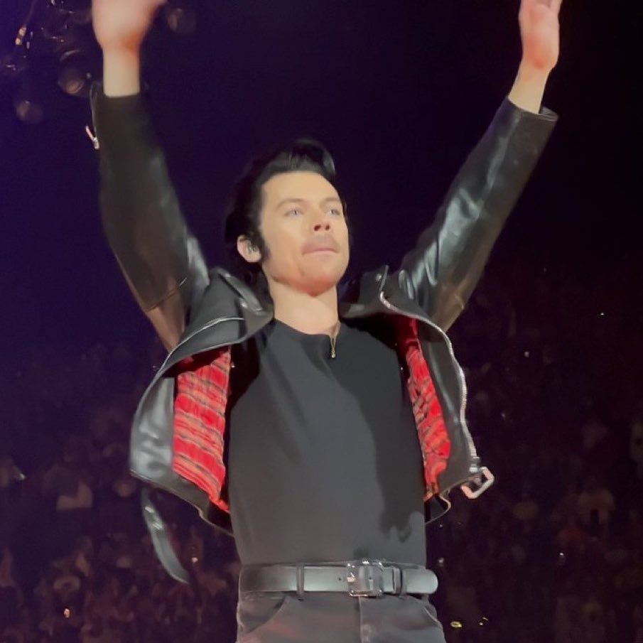 brightantidote's tweet photo. Harry may look like Danny, but he’s wearing Sandy’s jacket 😉 https://t.co/HxUcnGoToQ