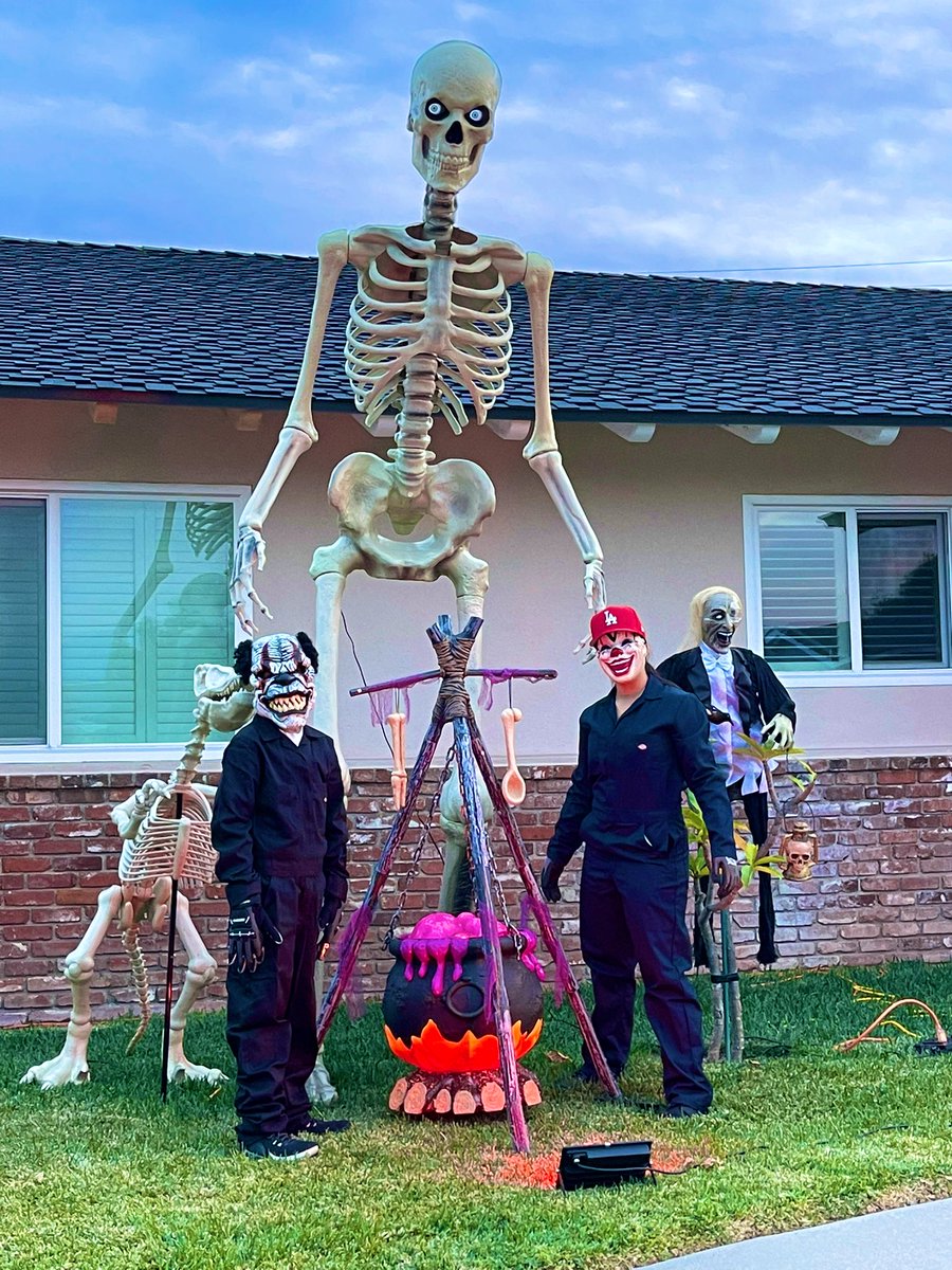 kaylaSigala2024's tweet photo. Halloween, 2022🧟‍♀️🎃👻
Our first Trick or Treater was a neighbor from a few houses away 🧡 #KidAtHeart #CandyForEveryone https://t.co/6lSXbxFMVo