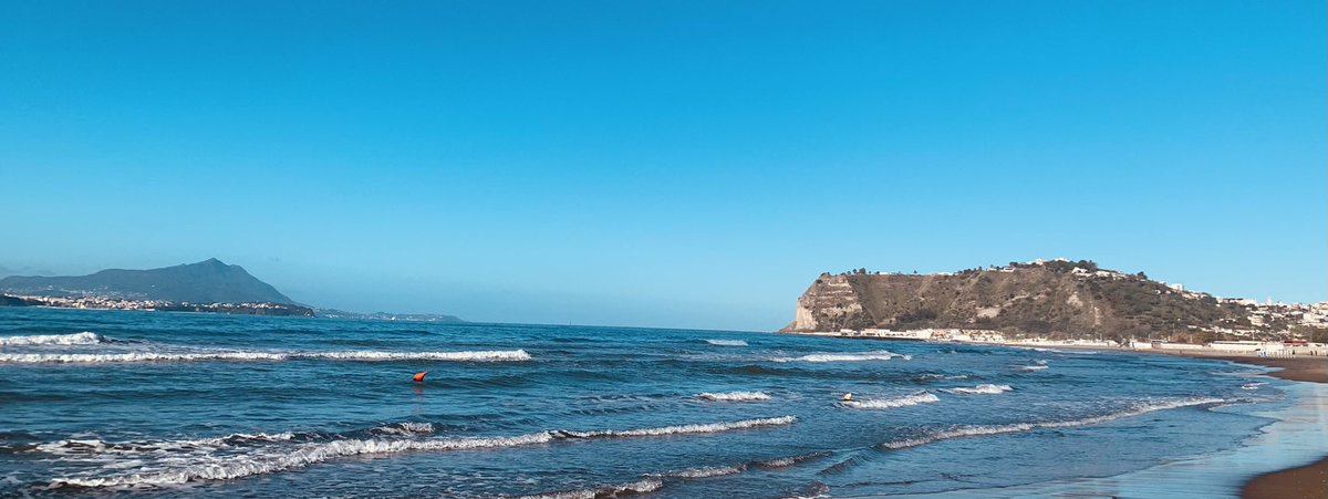 Il sole, il mare, un buon bicchiere di vino, un amore vero, di quelli che sorridi, ti abbracci, fatto di baci appassionati, un libro, un bel film , l’incontro di un viaggio che ti resta negli occhi e nel cuore!
#LaPoeticaDellaVita