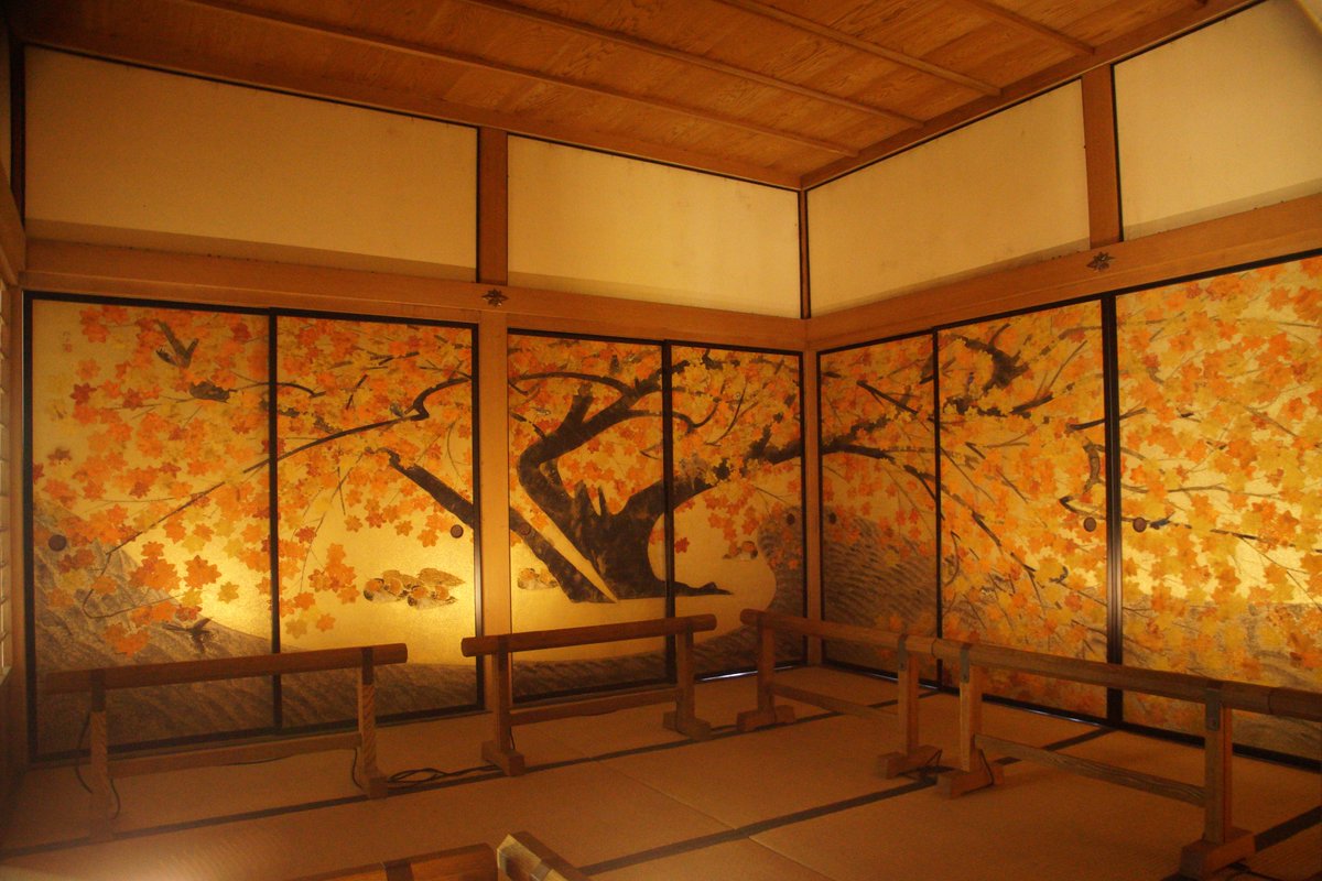 「母」 秋の装い 紅葉 総張 塗縁 風炉先屏風 紙箱 （603④） 偕楽園好文亭では、11月、好文亭来館者を対象に「紅葉（もみじ）の間