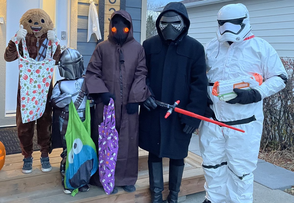 eterinity's tweet image. 2 in Bowness, 5 if you include my own 🎃 was pretty proud of the handmade Jawa costume though! #YYCHalloween #yyckidcount