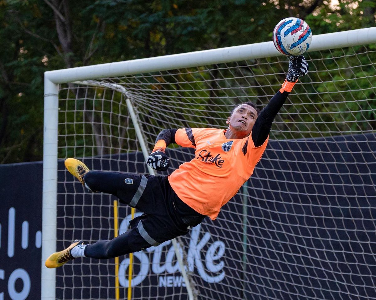 MumbaiCityFC's tweet photo. Making a flying start to our Tuesday 🧤💙

#MumbaiCity #AamchiCity 🔵 https://t.co/ihzpmjs2ac