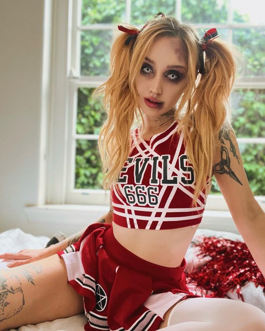 Would you let me snack on you  🥺👉👈 25 photo slooty zombie set up on my site! https://t.co/tmbgLlYWY2