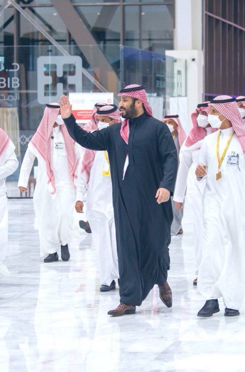 يسير بخطى واثقة ؛ لإنجاز رؤيته..
وعينه على وطنه ؛ لتحقيق حلمه..