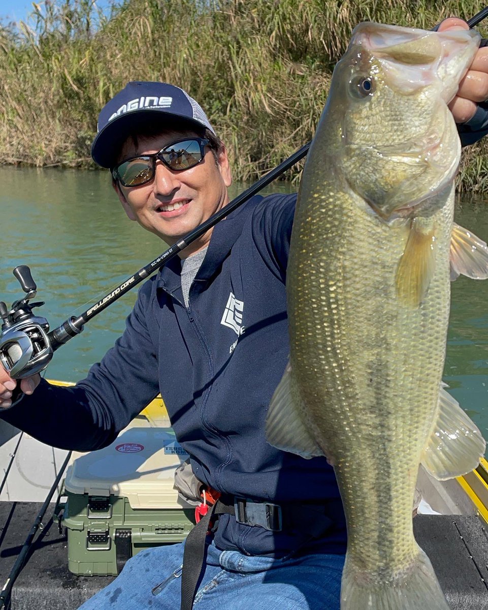 masa0420eto's tweet photo. 久々の緑川釣行を服部さんと🎣

初っ端から50upを釣り、その後も40up連��の服部さん✨
自分も いつも通りモコリーとティンバータイガーでキャッチ🐯

毎回勉強と刺激頂けてますᵕ̈*
来年のJB九州に向けて少しでも鍛錬しよ
#ゲーリーヤマモト https://t.co/XhaNj0X3Ak