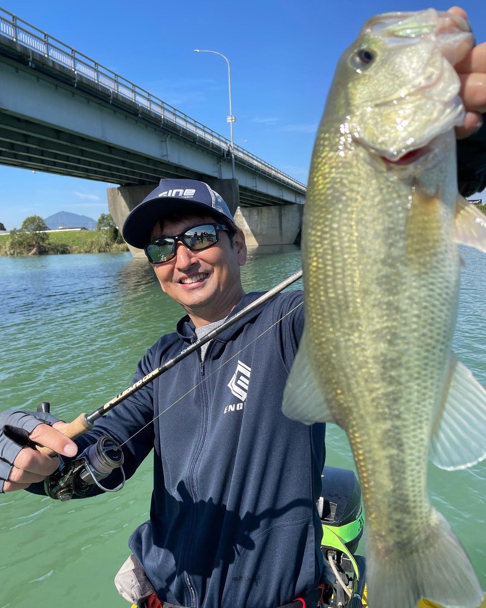 masa0420eto's tweet photo. 久々の緑川釣行を服部さんと🎣

初っ端から50upを釣り、その後も40up連��の服部さん✨
自分も いつも通りモコリーとティンバータイガーでキャッチ🐯

毎回勉強と刺激頂けてますᵕ̈*
来年のJB九州に向けて少しでも鍛錬しよ
#ゲーリーヤマモト https://t.co/XhaNj0X3Ak