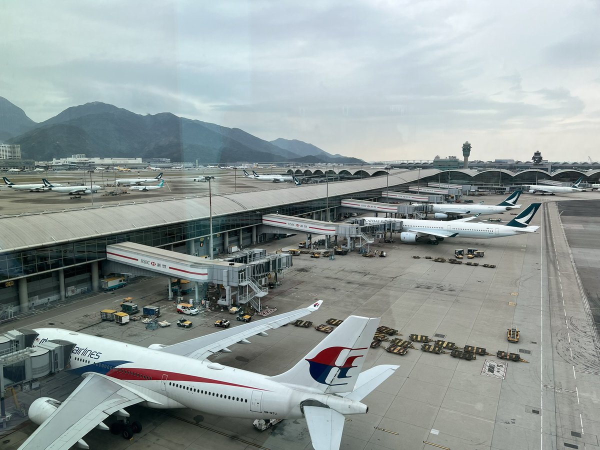 AirEVthingTRNSP's tweet photo. Welcome to the newest vantage point in Hong Kong airport — the skybridge is open https://t.co/qSo8dqwc4Q
