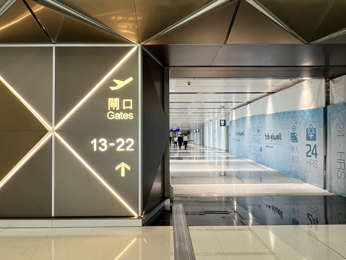 AirEVthingTRNSP's tweet photo. Welcome to the newest vantage point in Hong Kong airport — the skybridge is open https://t.co/qSo8dqwc4Q