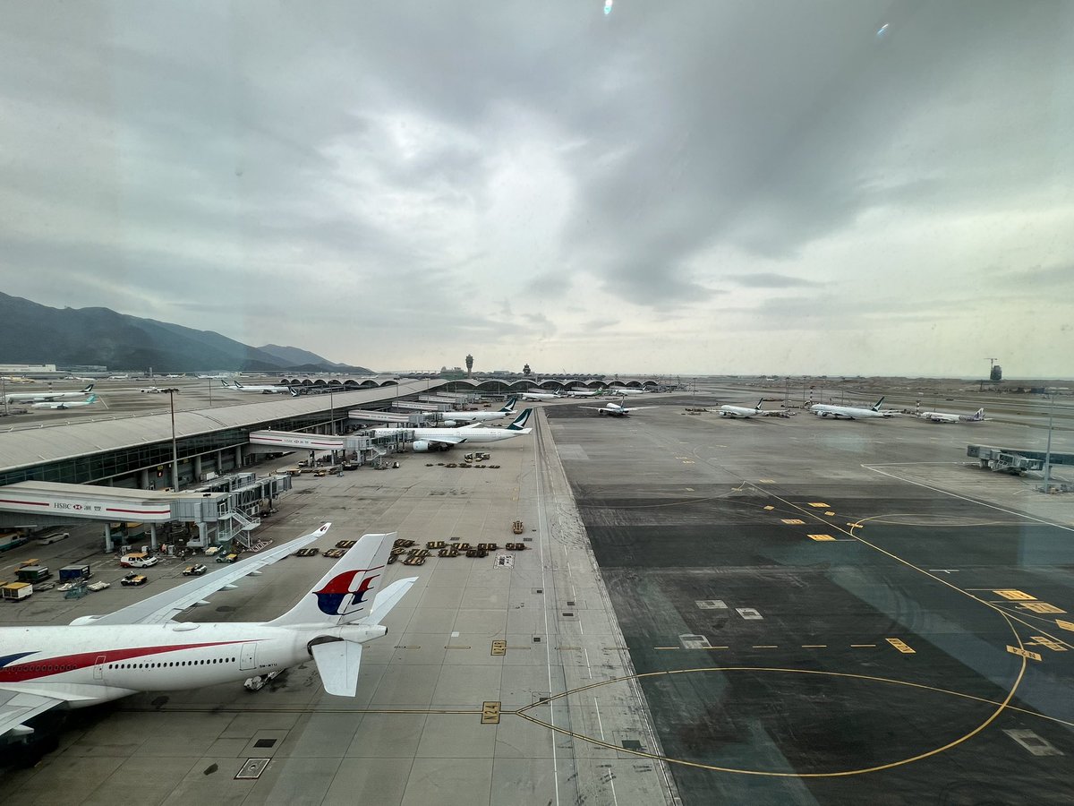 AirEVthingTRNSP's tweet photo. Welcome to the newest vantage point in Hong Kong airport — the skybridge is open https://t.co/qSo8dqwc4Q