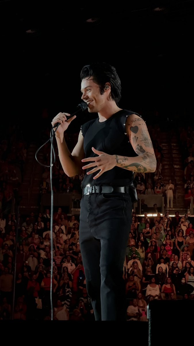 loveseeboxd's tweet photo. this literally looks like a harry emo pinterest edit from 2014 https://t.co/ThA6Nlo9Uv