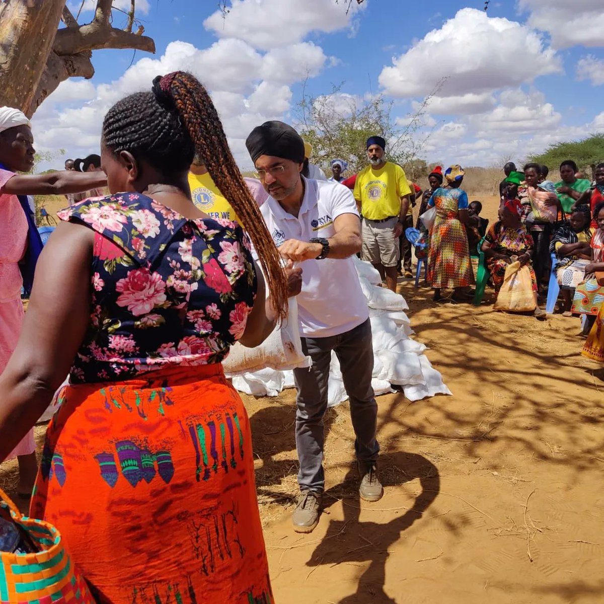 RamgarhiaYouth's tweet photo. Food distribution to 250 households in Manyatta, Makindu - Makueni County
#sevawithoutboundaries
#sikhsinkenya
#sarbatdhabhalla
#kalasingha
@KiarieJohn
@InteriorKE
@StateHouseKenya https://t.co/bmzl6LCWqQ