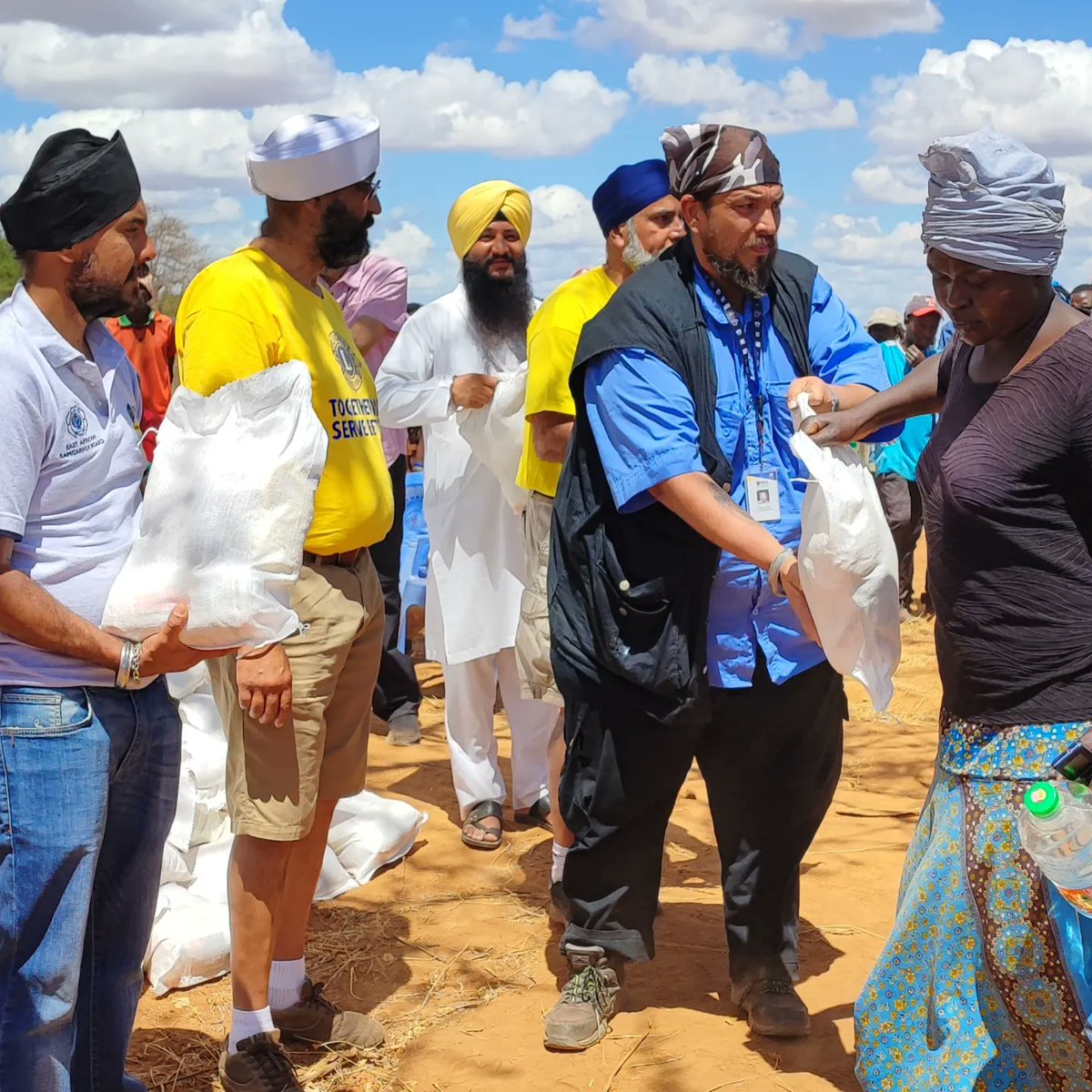 RamgarhiaYouth's tweet photo. Food distribution to 250 households in Manyatta, Makindu - Makueni County
#sevawithoutboundaries
#sikhsinkenya
#sarbatdhabhalla
#kalasingha
@KiarieJohn
@InteriorKE
@StateHouseKenya https://t.co/bmzl6LCWqQ
