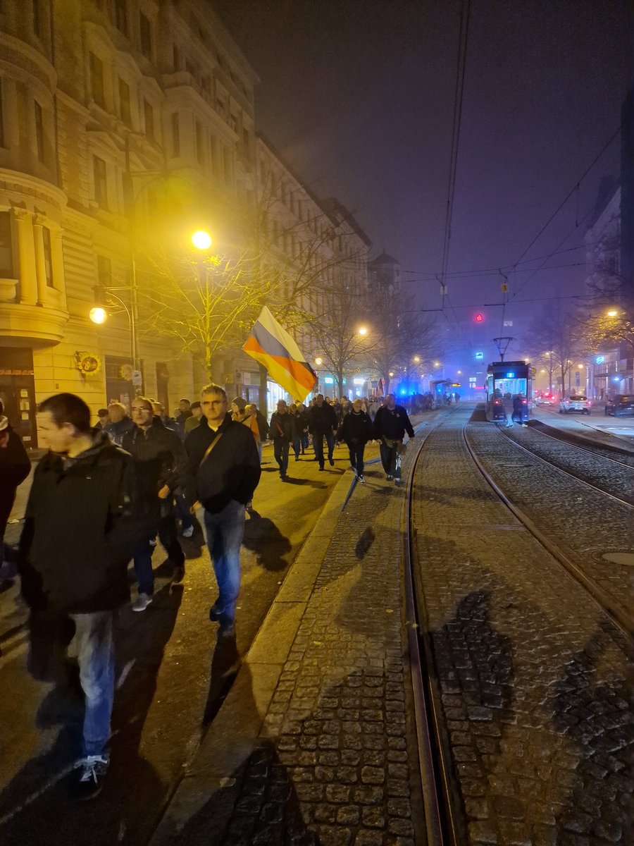 AfD_Magdeburg's tweet image. Protest auch an #Halloween gegen die Horrorpolitik der Altparteien. Tausende Bürger haben sich wieder in #Magdeburg versammelt - bei angenehmen Herbsttemperaturen, die wir bald nicht mehr so haben werden. Nächsten Montag geht es auf dem #Domplatz weiter.📢