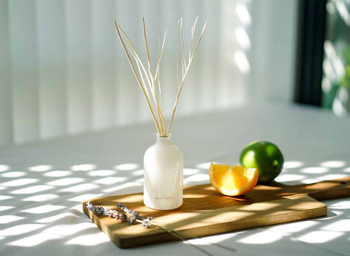meditate（メディテイト）から精油100％のリードディフューザーが発売されました。

2種類の精油をブレンドした自然本来の香りと清潔感のある白いボトル、ナチュラルな曲線を描くスティックでゆったりとした時間をお届けします😌🌿

#meditate #メディテイト #リードディフューザー