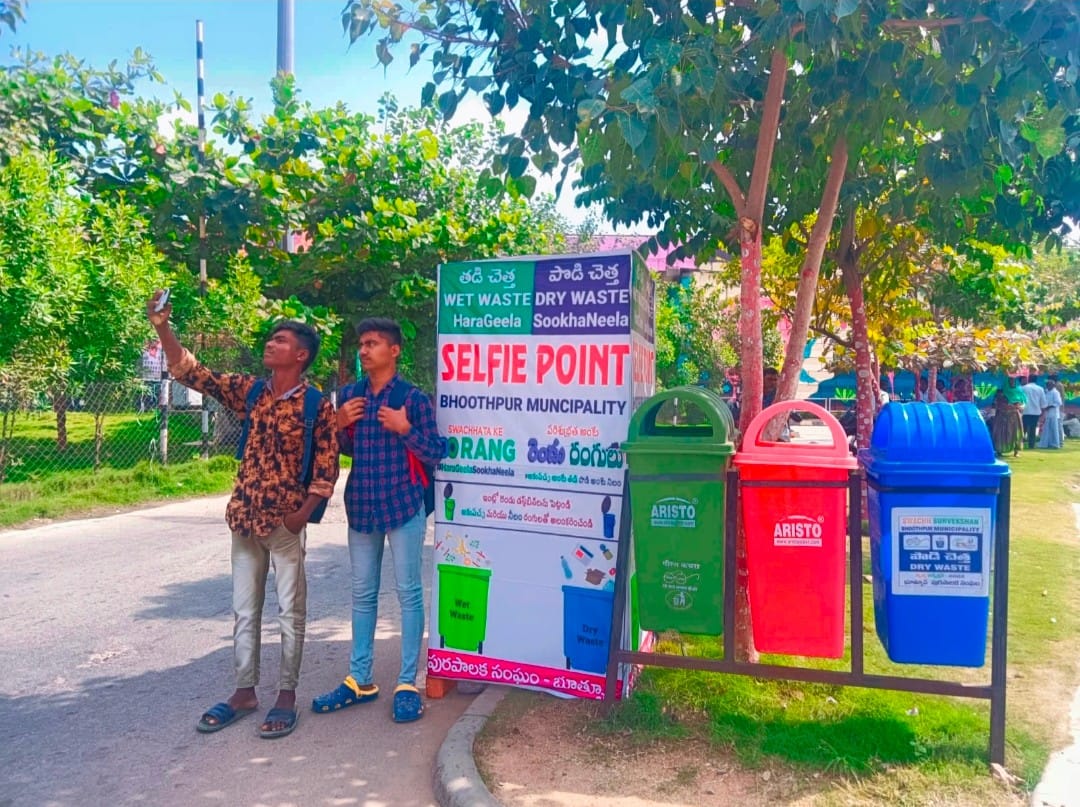 BhoothpurM's tweet photo. #Selfi_Point
@cdmatelangana 
@SwachSurvekshan 
@RoopaMishra77 
#SwacchAmritMahotsav
@cleanganganmcg https://t.co/zeSARLMLI7