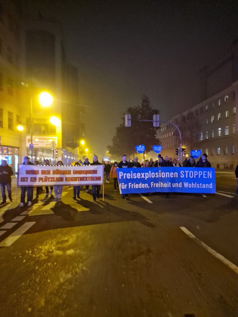AfD_Magdeburg's tweet image. Protest auch an #Halloween gegen die Horrorpolitik der Altparteien. Tausende Bürger haben sich wieder in #Magdeburg versammelt - bei angenehmen Herbsttemperaturen, die wir bald nicht mehr so haben werden. Nächsten Montag geht es auf dem #Domplatz weiter.📢