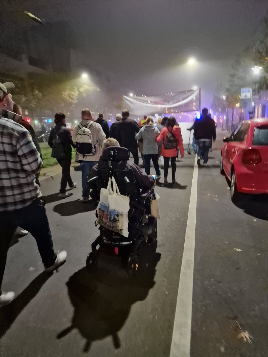 AfD_Magdeburg's tweet image. Protest auch an #Halloween gegen die Horrorpolitik der Altparteien. Tausende Bürger haben sich wieder in #Magdeburg versammelt - bei angenehmen Herbsttemperaturen, die wir bald nicht mehr so haben werden. Nächsten Montag geht es auf dem #Domplatz weiter.📢