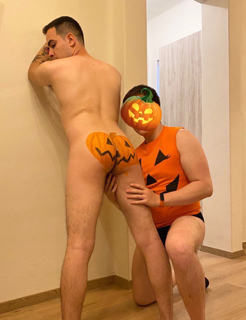 OnlyReview2's tweet photo. ¿Dulce o Pito? 🧛👻🎃 https://t.co/ue9SBVRIS1