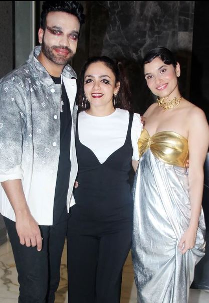 bkbtelly's tweet photo. Last night @lokhandeankita and hubby @jainvick hosted a #Halloween party!
.
.
Swipe left to see more pictures...
.
.
.
.
.
.
.
#jasly #ankitalokhandefan #ankitalokhande #vikasjain #halloweenmakeup #jasminbhasin #alygoni #Bollywood https://t.co/XCAmrz3oC8