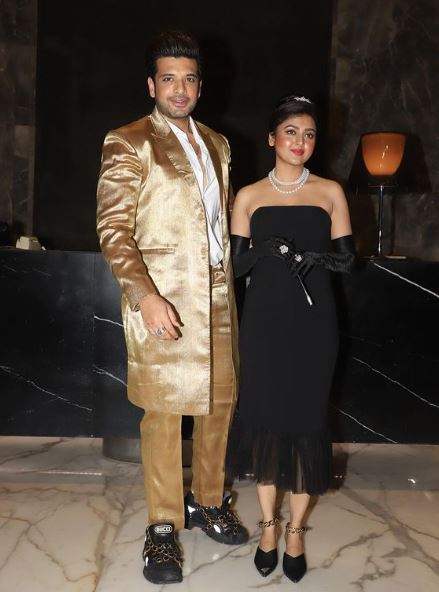 bkbtelly's tweet photo. Last night @lokhandeankita and hubby @jainvick hosted a #Halloween party!
.
.
Swipe left to see more pictures...
.
.
.
.
.
.
.
#jasly #ankitalokhandefan #ankitalokhande #vikasjain #halloweenmakeup #jasminbhasin #alygoni #Bollywood https://t.co/XCAmrz3oC8
