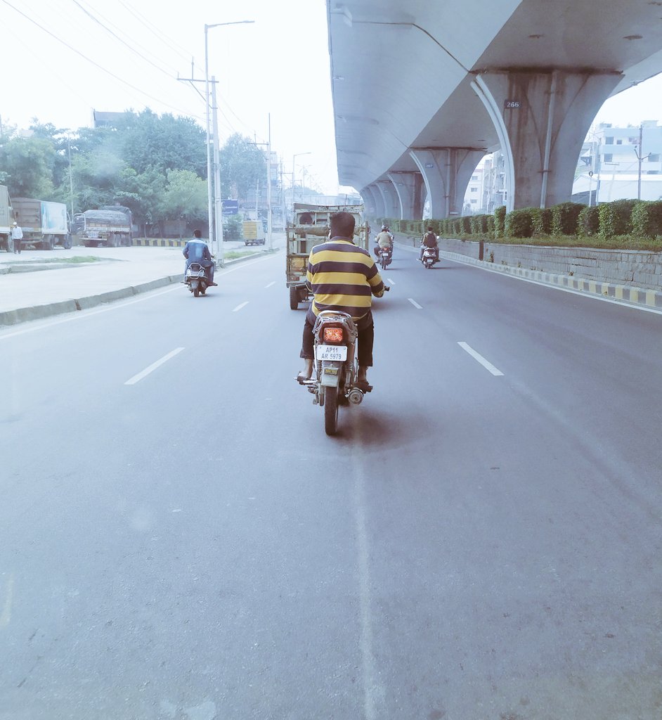 DMahadev6's tweet photo. @Vinay87722503 @CYBTRAFFIC @HYDTP Date 1/11/2022 time #10Am cellphone drive rajendar nagar pillar no 266 https://t.co/WwkmJX06rs