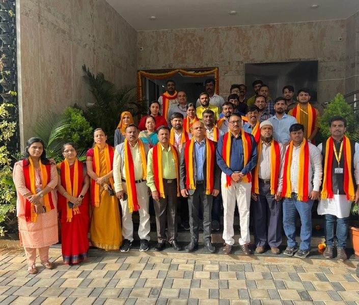 DOMGOK's tweet photo. ಅಲ್ಪಸಂಖ್ಯಾತರ ನಿರ್ದೇಶನಾಲಯದಲ್ಲಿ ಕನ್ನಡ ರಾಜ್ಯೋತ್ಸವವನ್ನು ಆಚರಿಸಲಾಯಿತು.

ಗೌರವಾನ್ವಿತ ನಿರ್ದೇಶಕರು, ಜಂಟಿ ನಿರ್ದೇಶಕರು, ಸಹಾಯಕ ನಿರ್ದೇಶಕರು, ಸಿಬ್ಬಂದಿ ವರ್ಗದವರು ಭಾಗವಹಿಸಿದ್ದರು.

ಸಿರಿಗನ್ನಡಂ ಗೆಲ್ಗೆ, 
ಸಿರಿಗನ್ನಡಂ ಬಾಳ್ಗೆ  ! ಜೈ ಭುವನೇಶ್ವರಿ ! 
#kannadarajyotsava2022 
@CMofKarnataka @Captain_Mani72 https://t.co/H1VfKQzhGs