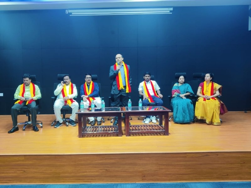 DOMGOK's tweet photo. ಅಲ್ಪಸಂಖ್ಯಾತರ ನಿರ್ದೇಶನಾಲಯದಲ್ಲಿ ಕನ್ನಡ ರಾಜ್ಯೋತ್ಸವವನ್ನು ಆಚರಿಸಲಾಯಿತು.

ಗೌರವಾನ್ವಿತ ನಿರ್ದೇಶಕರು, ಜಂಟಿ ನಿರ್ದೇಶಕರು, ಸಹಾಯಕ ನಿರ್ದೇಶಕರು, ಸಿಬ್ಬಂದಿ ವರ್ಗದವರು ಭಾಗವಹಿಸಿದ್ದರು.

ಸಿರಿಗನ್ನಡಂ ಗೆಲ್ಗೆ, 
ಸಿರಿಗನ್ನಡಂ ಬಾಳ್ಗೆ  ! ಜೈ ಭುವನೇಶ್ವರಿ ! 
#kannadarajyotsava2022 
@CMofKarnataka @Captain_Mani72 https://t.co/H1VfKQzhGs