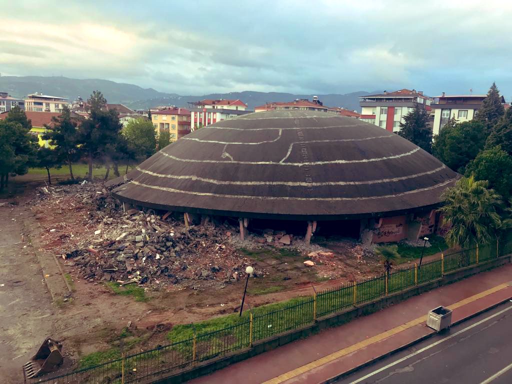 OmurdenSezgin's tweet photo. Samsun’un sembol yapılarından biriydi, Samsun Anadolu Lisesi’nin devasa spor salonuydu, çocukluğumuzdu, gençliğimizdi, bizdik! Yitirdik! Koruyamadık. Çok ama çok üzgünüm, içim acıyor. Hoşçakal SAL 😣 https://t.co/ljgw8KTScM