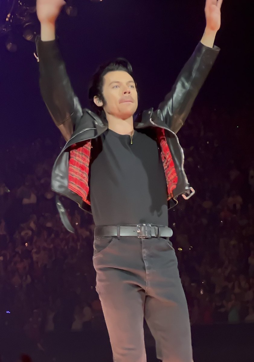 daylight_glitch's tweet photo. Why Harry dressed as Danny and wearing Sandy's jacket while singing Hopelessly Devoted To You from Grease is a big deal..
A thread π§΅
(All tweet credits to original tweeters) https://t.co/Sk1wbDy5XO