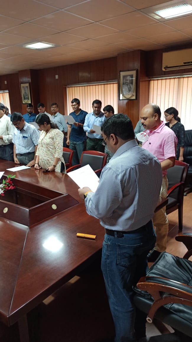 CgstHowrah's tweet photo. Howrah  CGST &amp; CX  Commissionerate is observing #VigilanceAwarenessWeek  with the theme “Corruption free India for a developed Nation”. 

 taking  #IntegrityPledge by Officers/Staff of Howrah CGST &amp; CX  Commissionerate. 
@cbic_india
@dgovcbic
@cgstkolkatazone https://t.co/2uoQXpu19L