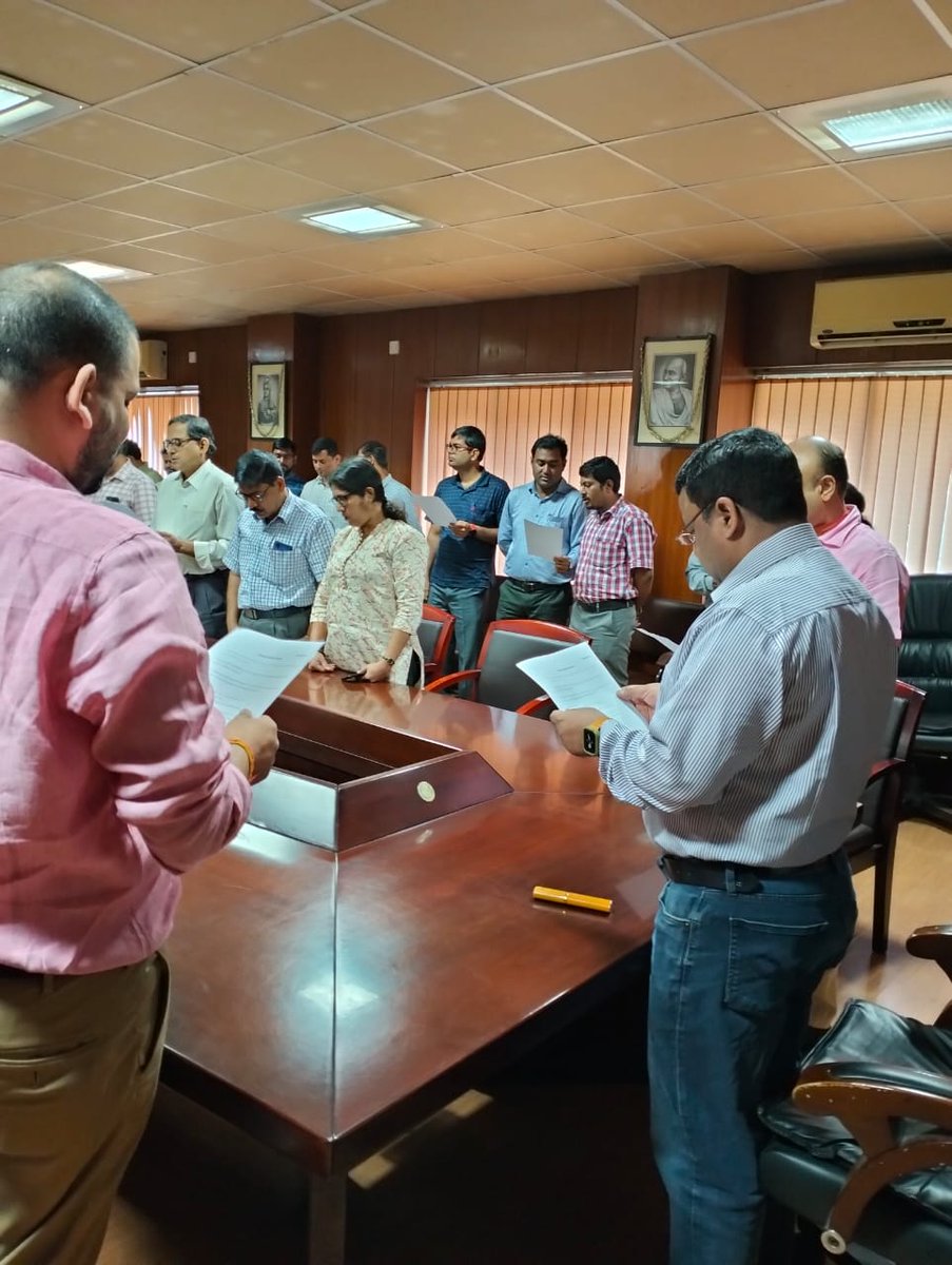 CgstHowrah's tweet photo. Howrah  CGST &amp; CX  Commissionerate is observing #VigilanceAwarenessWeek  with the theme “Corruption free India for a developed Nation”. 

 taking  #IntegrityPledge by Officers/Staff of Howrah CGST &amp; CX  Commissionerate. 
@cbic_india
@dgovcbic
@cgstkolkatazone https://t.co/2uoQXpu19L