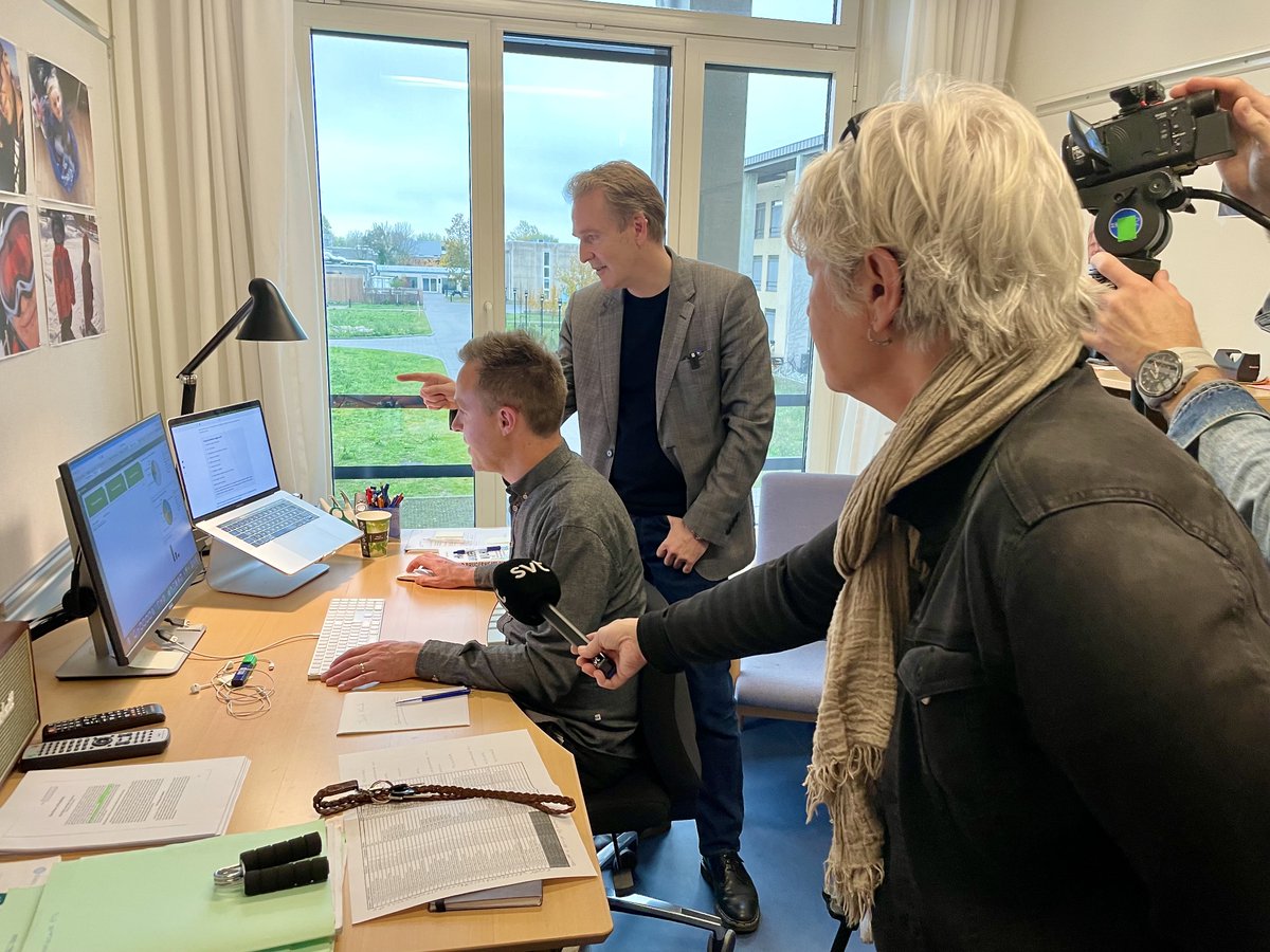 Så er valgdagen her. Roskilde Universitets eksperter har været brugt flittigt af medierne under valgkampen. Som fx på billedet her, hvor Mads Kæmsgaard Eberholst og Mark Blach-Ørsten har besøg af svensk TV (SVT), der vil høre om valgdækningen i Danmark. 
#dkmedier #dkpol #fv22