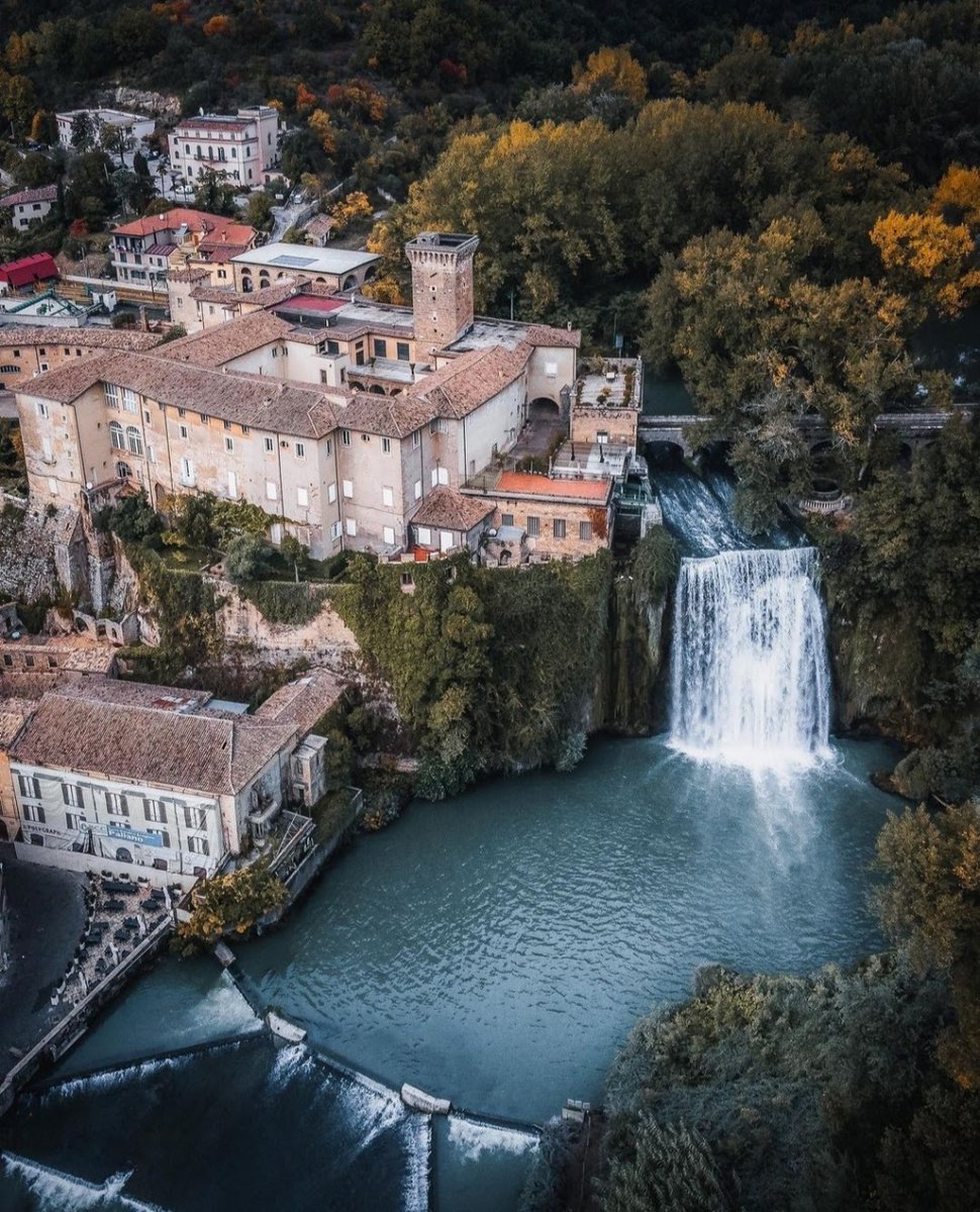 Da qualsiasi prospettiva la si voglia vedere, la Cascata Grande di Isola del Liri ha un fascino ed una bellezza mozzafiato. Con i suoi 27 metri di altezza è l’unica cascata nel centro storico in Italia e in Europa. 

L'avete mai ammirata da vicino?

📸 IG polamm   

#LazioIsMe