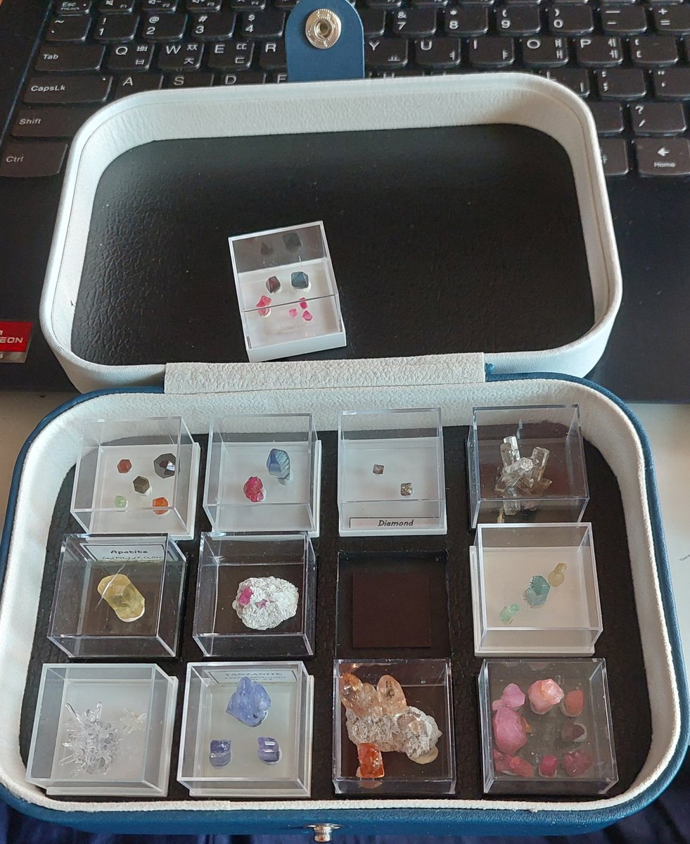 GeeksCrystal's tweet image. 자작 보파트! 알리에서 산 악세서리 케이스 내용물 다 빼고 껍데기에 만들어봄. 힘들었지만 결과는 만족