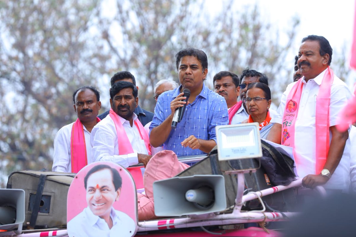 TSwithKCR's tweet image. మునుగోడు ఉప ఎన్నిక ప్రచారంలో భాగంగా టీఆర్‌ఎస్‌ అభ్యర్థి కూసుకుంట్ల ప్రభాకర్‌రెడ్డికి మద్దతుగా నారాయణపూర్ మండల కేంద్రంలో జరిగిన రోడ్ షోలో పాల్గొని ప్రసంగించిన టీఆర్ఎస్ వర్కింగ్ ప్రెసిడెంట్, మంత్రి కేటీఆర్ గారు

#MunugodeWithKCR
#VoteForCar