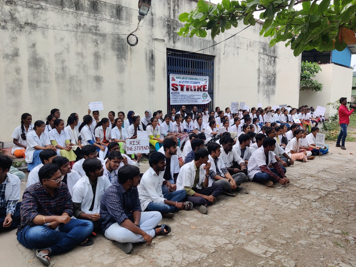 ALSTUDENTSUNION's tweet photo. Day-5
#saveayurvedaintelangana 
#SAVEALGAMC https://t.co/rAdljAnH1o