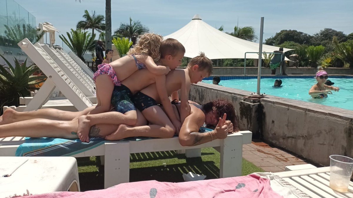 kerimiller's tweet photo. a sleep over and adventure sunday with my besties. #auntlife #auntie #family #breakershotel @ecr9495 @DarrenKeriSky https://t.co/erDTWJMNiw