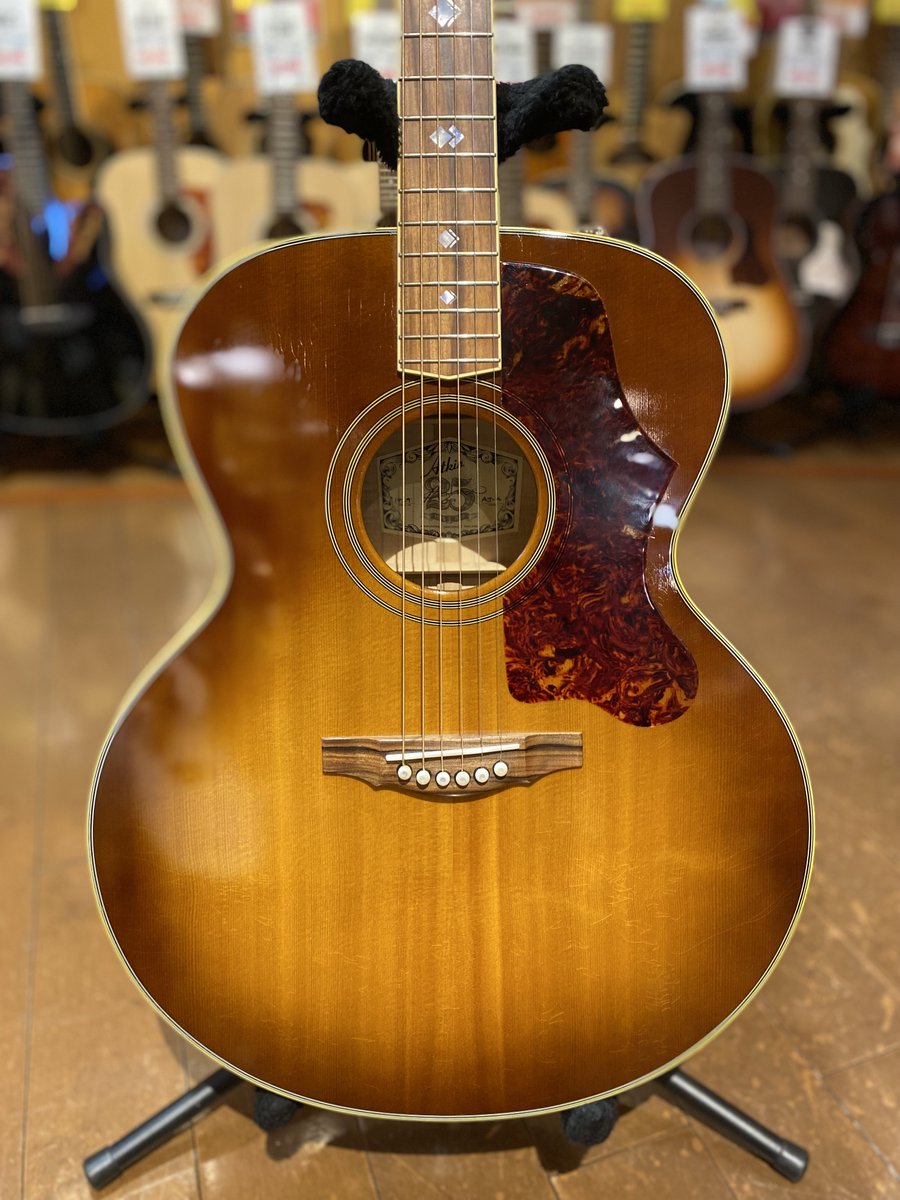 1484shibuya's tweet photo. 【中古商品情報!!】イギリスの名工"Atkin Guitars"が製作した"Jumbo"が中古にて入荷!!エイジド仕上げによるウェザークラックがヴィンテージの雰囲気を醸し出し、古き良きアコースティックサウンドをお楽しみいただけます。#アコギ #atkin《商品ページはコチラ→》https://t.co/ETIQtGW3wE https://t.co/Q2uxqNi6pX